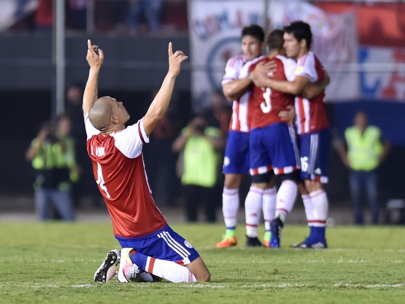 Dario Veron comemora gol dos Paraguai contra o Equador