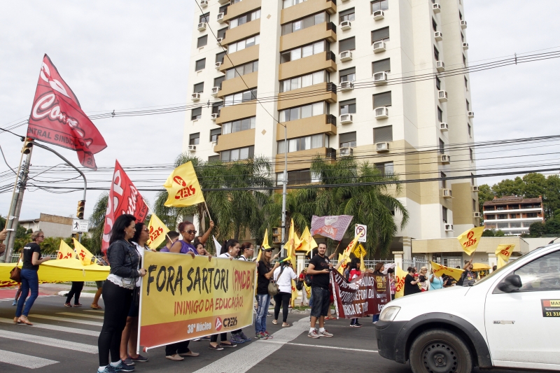 Com bandeiras, cartazes e carros de som, categoria se concentra no local, desde às 8h da manhã