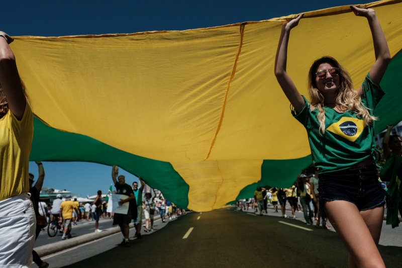 Bandeira verde amarela usada nas manifestação 'Fora Dilma' voltou a ocupar a Avenida Atlântica