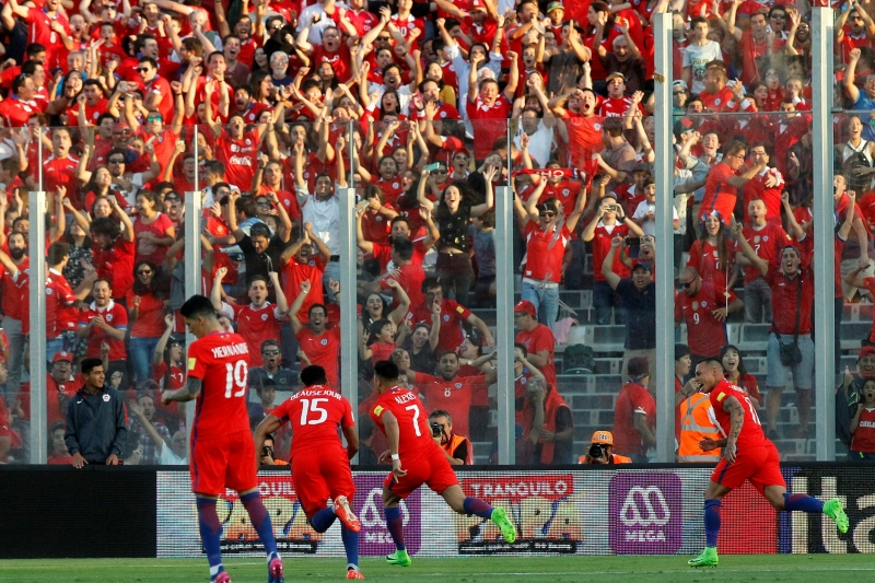 Jogadores chilenos comemoram com a torcida um dos gols da equipe contra a Venezuela