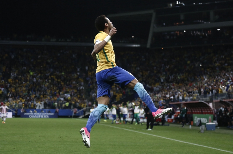 Após desperdiçar pênalti, Neymar se redimiu marcando um golaço