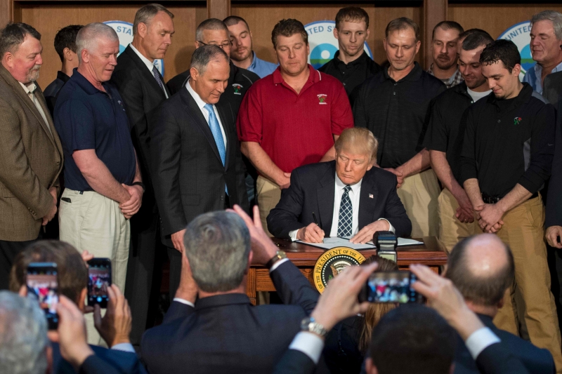 Trump assinou decreto que derruba obstáculo à indústria de energia