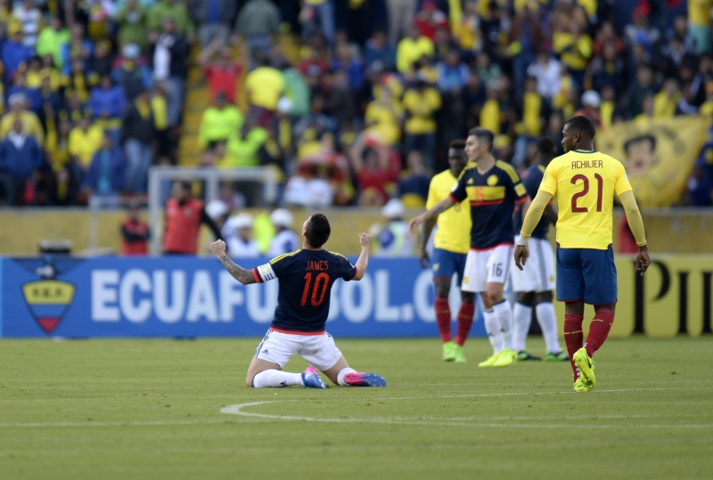 James Rodriguez comemora o gol colombiano contra o Equador