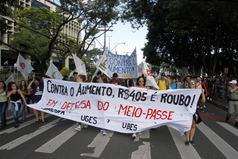 Estudantes secundaristas de Porto Alegre promoveram manifestação contra o aumento no preço da tarifa