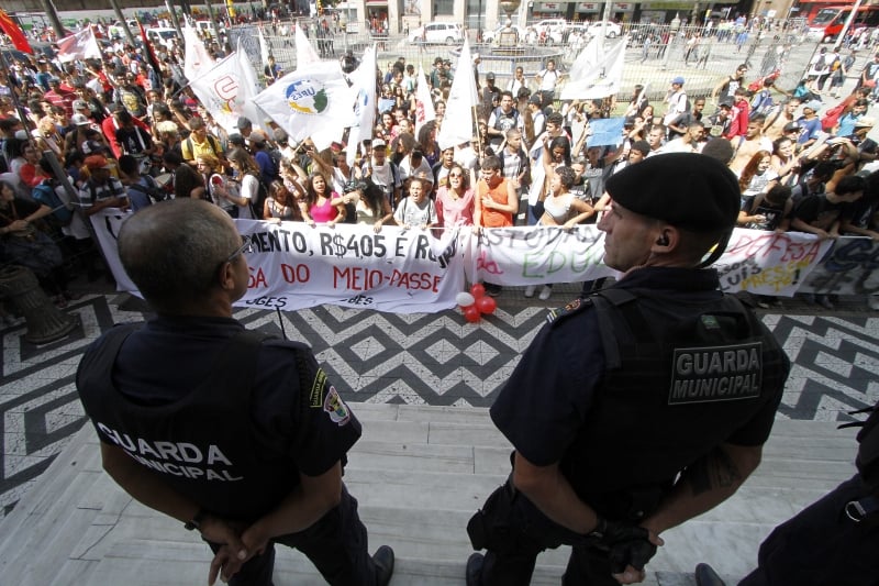 Estudantes terminaram o protesto em frente ao Paço Municipal, sob olhar da Guarda Municipal