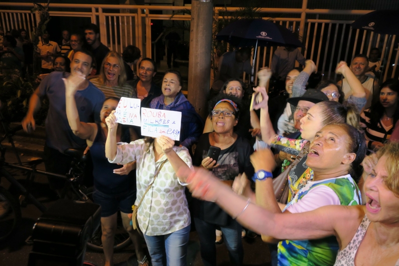 Cerca de 40 pessoas protestaram a chegada de Adriana Ancelmo no bairro Leblon
