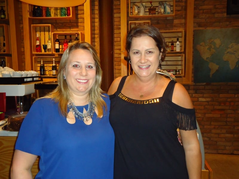 Graziela Franzer e Carla Leidens recepcionaram os colunistas no Container Bistrot, em Canela, na Jornada da Acors 