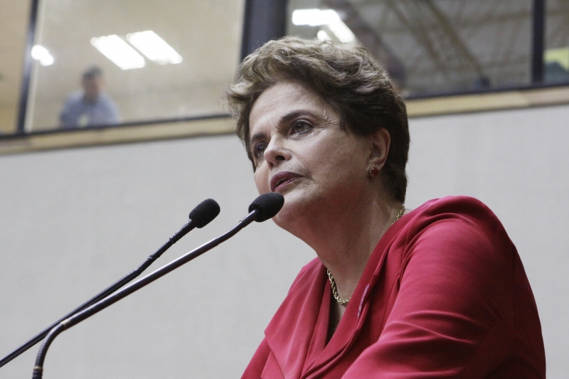 Segundo passageiros do voo, Dilma foi discreta e não interagiu com outras pessoas
