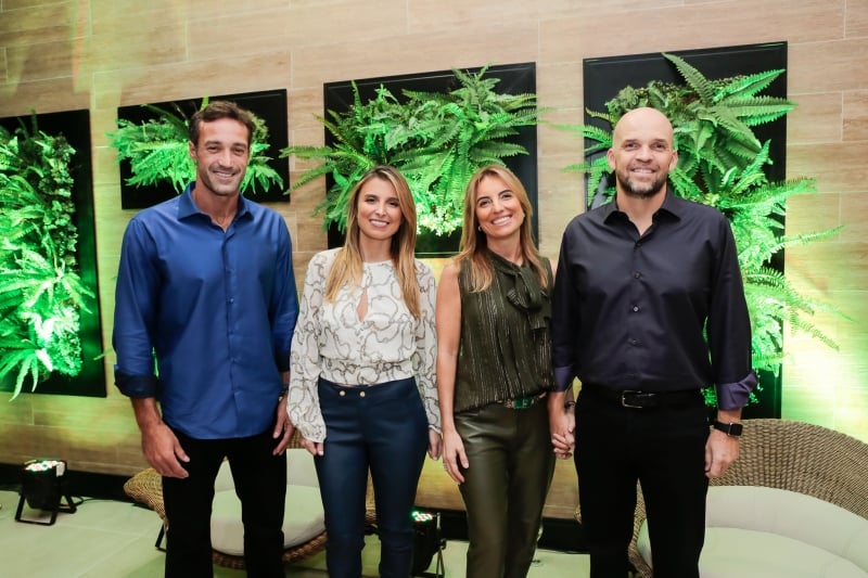 Andre e Caroline De Lorenzi mais Valesca e Alexandre Fiss recepcionaram os convidados
