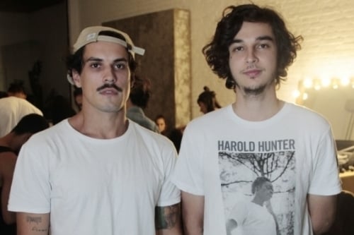 Sergio Amaro e Gabriel Granja receberam convidados no desfile de lançamento da coleção Impermanente, da Asap