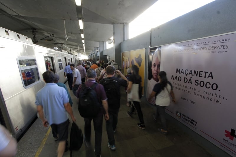 Paineis de campanha sobre violência contra a mulher estão expostos na estação Mercado do Trensurb