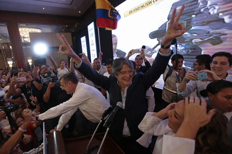 Pesquisa feita com eleitores na saída das votações mostra Lasso com 53% da preferência