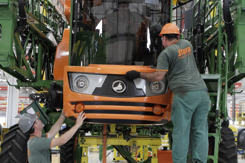 Indústria liderou o volume de vagas fechadas em maio e também a criação no acumulado do ano