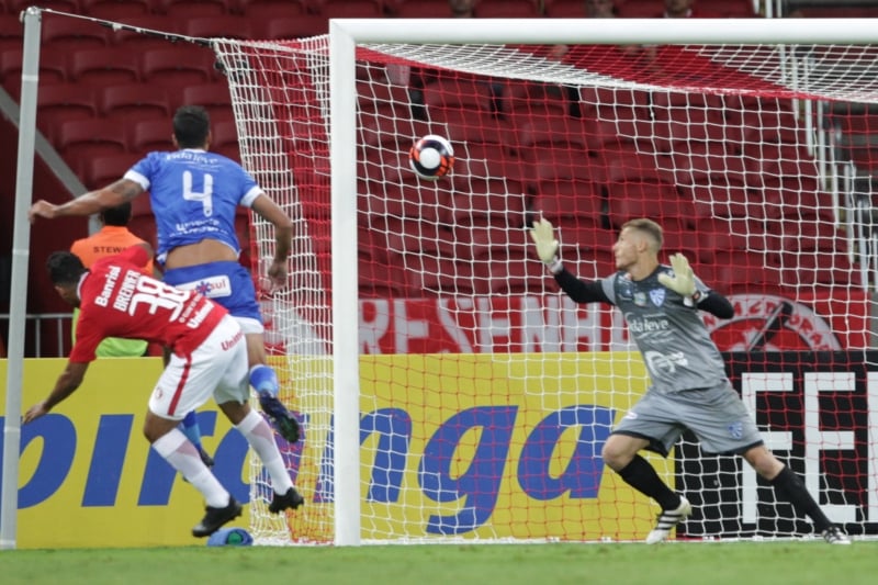 Brenner marcou de cabeça o primeiro gol do jogo