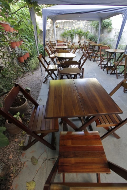 &Aacute;rea externa tem plantas e mesinhas para um caf&eacute;  Foto: MARCO QUINTANA /JC