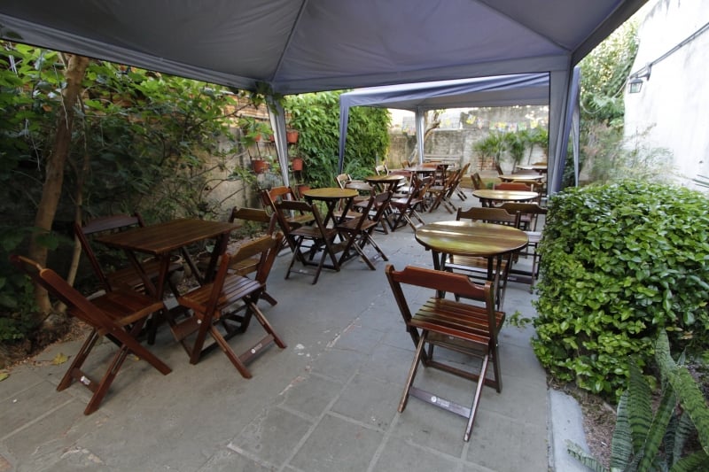 O quintal do local abriga uma horta e pode receber eventos particulares Foto: MARCO QUINTANA/JC