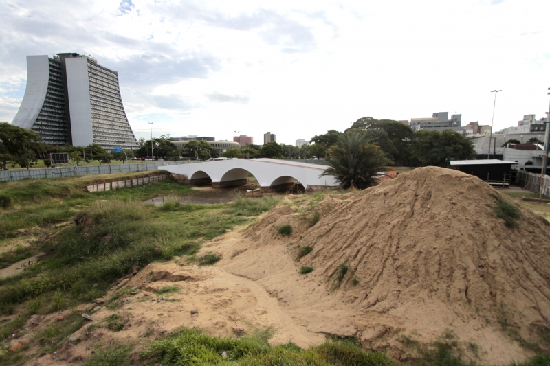 Vegetação e detritos tomaram conta do canteiro de obras