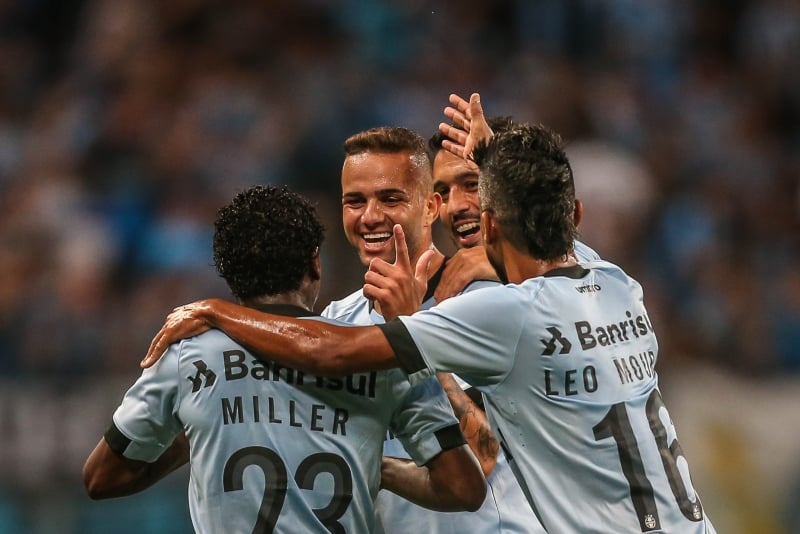 Bolaños (e) e Luan (c), duas vezes, marcaram os gols na vitória por 3 a 2