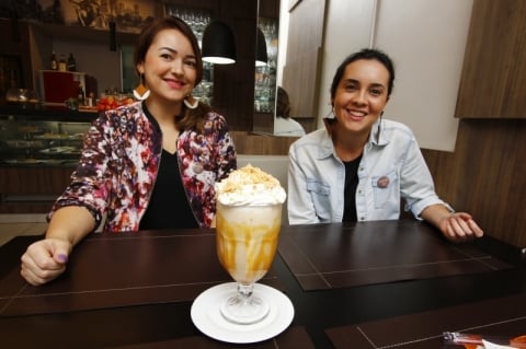 Siomara e Tatiana exibem o caf&eacute; gelado de pa&ccedil;oca, um dos preferidos dos frequentadores