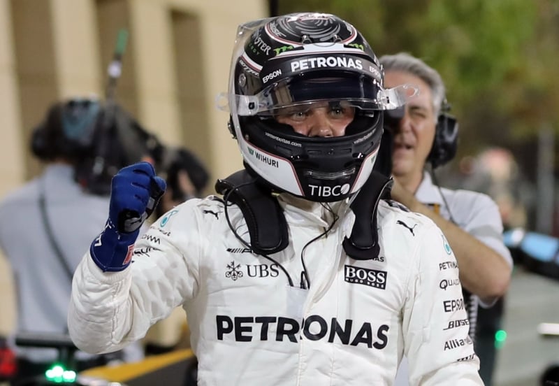 O finlandês Valtteri Bottas fez bonito e comemora a conquista da pole do GP do Bahrein 