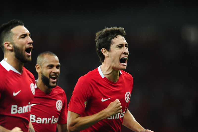 Rodrigo Dourado (d) marcou o único gol no duelo contra o time da Serra