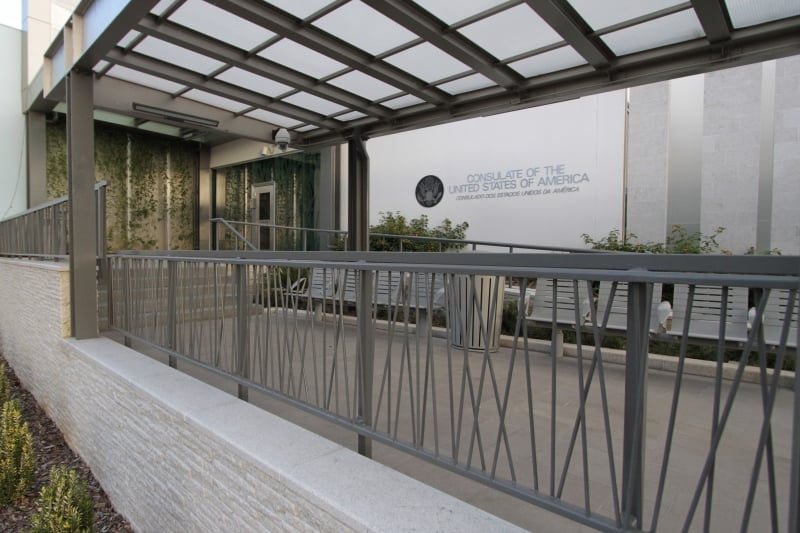 Consulado dos Estados Unidos, na Av. Assis Brasil, em Porto Alegre, recebe letreiro
