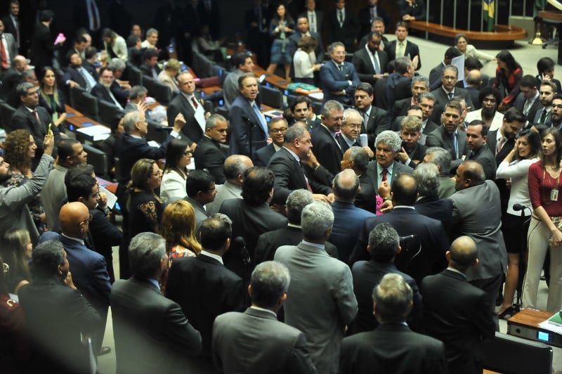 Substitutivo foi aceito com 301 votos a favor, 127 contra e 7 abstenções