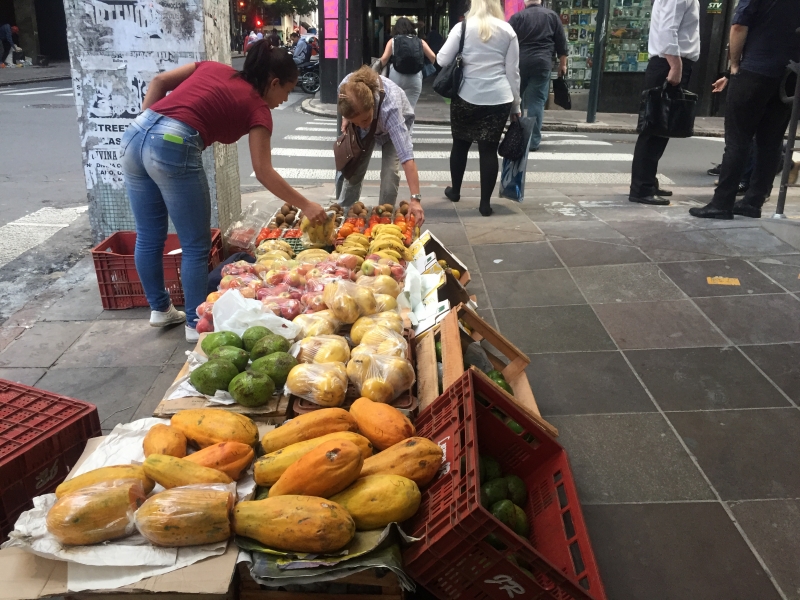 Venda de frutas nas calçadas do Centro de Porto Alegre faz parte do mercado informal que só cresce