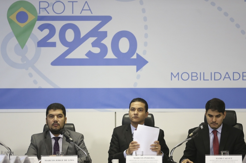 Pereira (c) lançou ontem o Rota 2030, que substituirá o Inovar-Auto