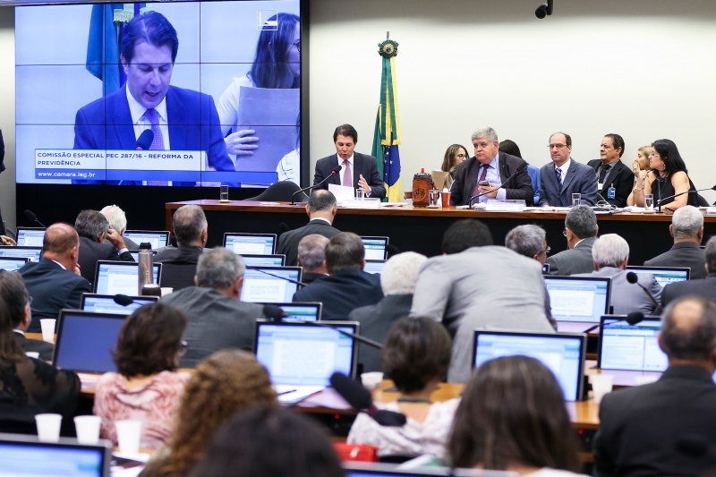 Leitura do relatório revela redução da idade para a aposentadoria das trabalhadoras rurais; relator definiu a alteração como 'uma surpresinha'