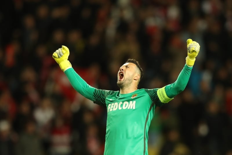 O goleiro croata Danijel Subasic celebra a conquista da vaga à semifinal