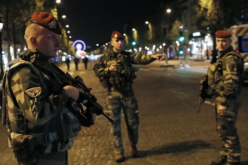 Um policial foi morto e outros dois ficaram gravemente feridos em um tiroteio na Champs Elysees