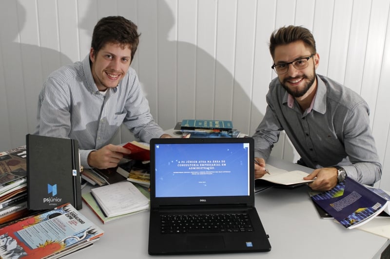 Gera&ccedil;&atilde;o E
Visita de Jo&atilde;o Pedro Zen Bassani (barba e &oacute;culos) e Matheus Brand Iserhard, da EPS Junior, para falar sobre pesquisa de mercado.  Foto: MARCELO G. RIBEIRO/JC