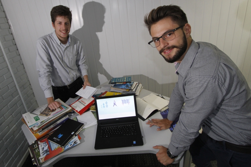 Jo&atilde;o Pedro e Matheus Iserhard trabalham na PS J&uacute;nior, da Ufrgs, que presta consultoria para neg&oacute;cios Foto: MARCELO G. RIBEIRO/JC