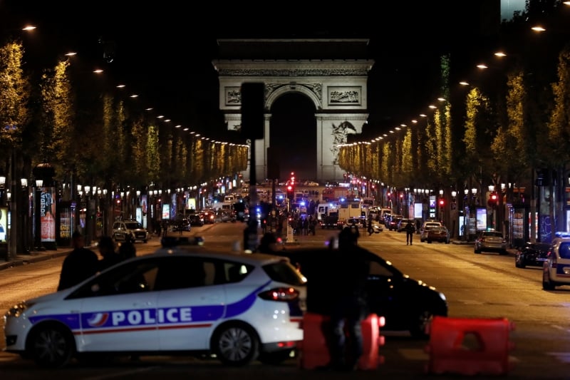 Tiroteio em Paris deixou um policial morto e ao menos dois gravemente feridos