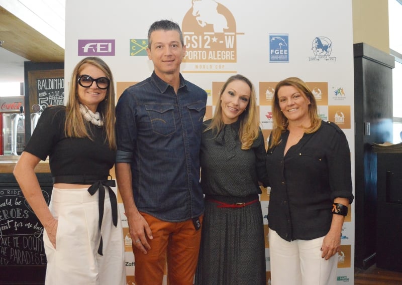 Paulo Eduardo Pacheco e Cristiane Pacheco, da Móveis do Bem, entre Marcia Dalbem e Maria Helena Eichler, da Sociedade Hípica