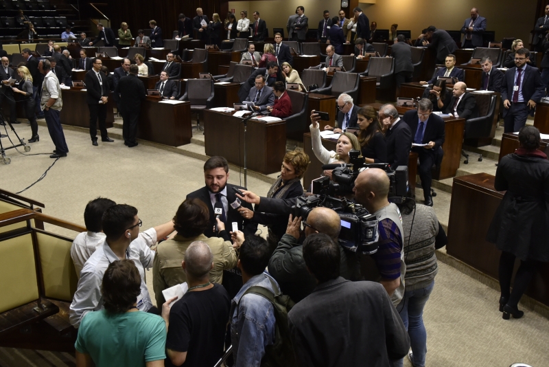 Líder do governo, deputado Gabriel Souza (ao centro) avalia que reajuste não gerará demissões no Estado
