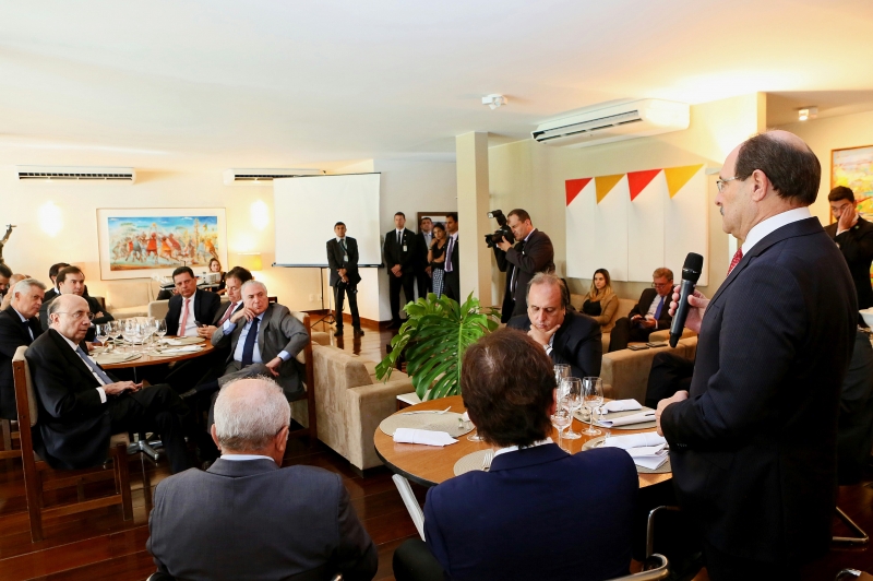 Sartori (d) participou de encontro em Brasília com Temer e outros governadores