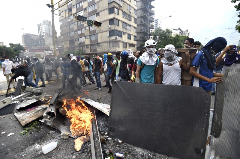 Em Caracas, opositores armaram barricadas para obstruir as ruas