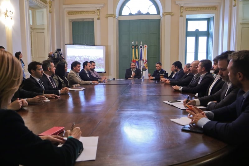 Vice Gustavo Paim (microfone) e secretários tiraram dúvidas de vereadores da base aliada e independentes