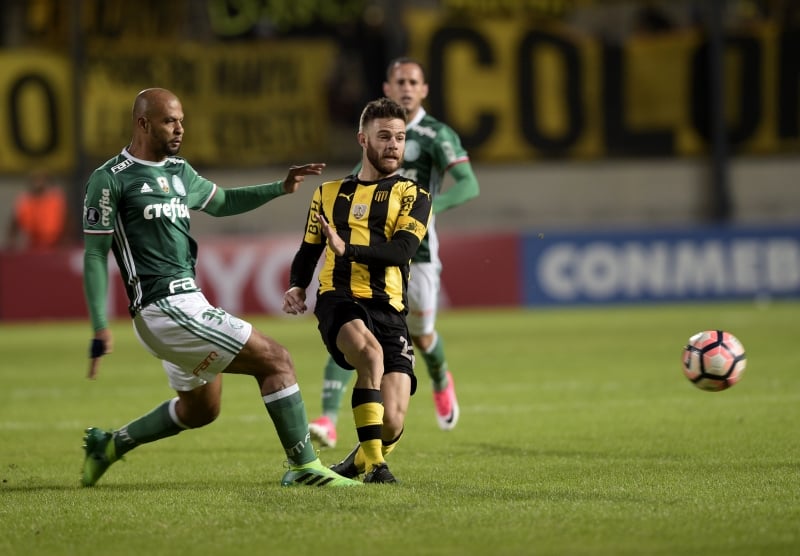 Felipe Melo (e) e Nahitan Nández (d) se envolveram em confusão ao término da partida