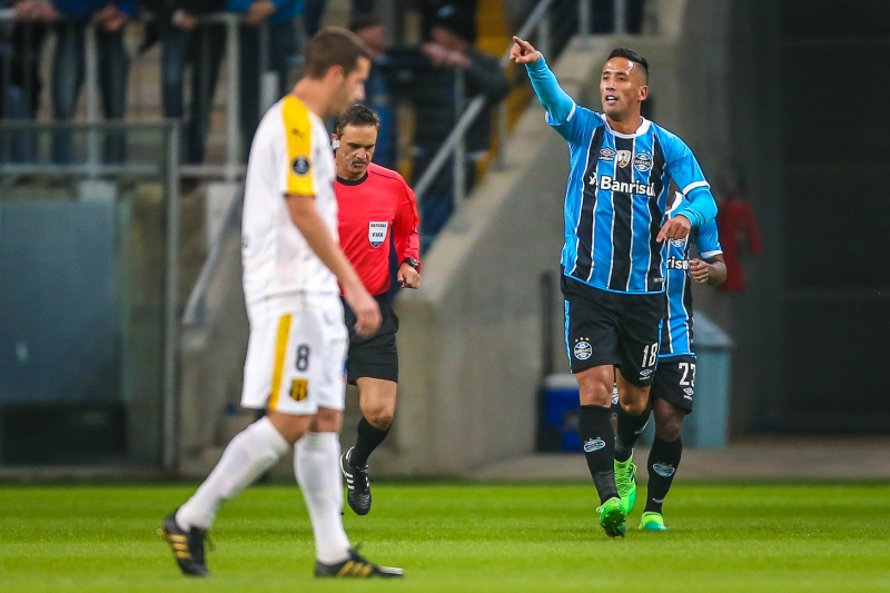 Lucas Barrios of Brazil's Gremio, celebrates after scoring against Paraguay's Guarani, during their Copa Libertadores 2017 football match held at the Arena do Gremio stadium, in Porto Alegre, Brazil, on April 27, 2017. / AFP PHOTO / JEFFERSON BERNARDES
      Caption