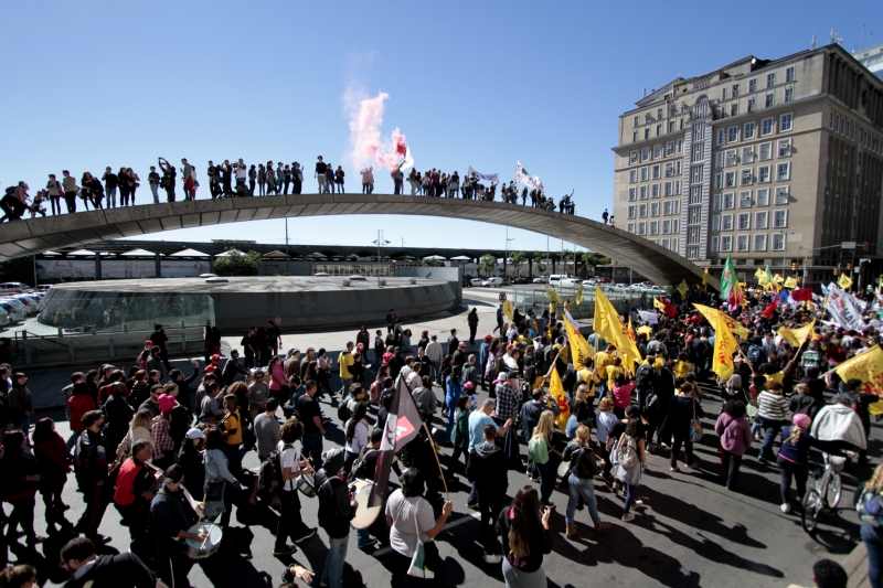 Manifestantes percorreram avenidas centrais e chegaram a subir no arco em frente à Trensurb