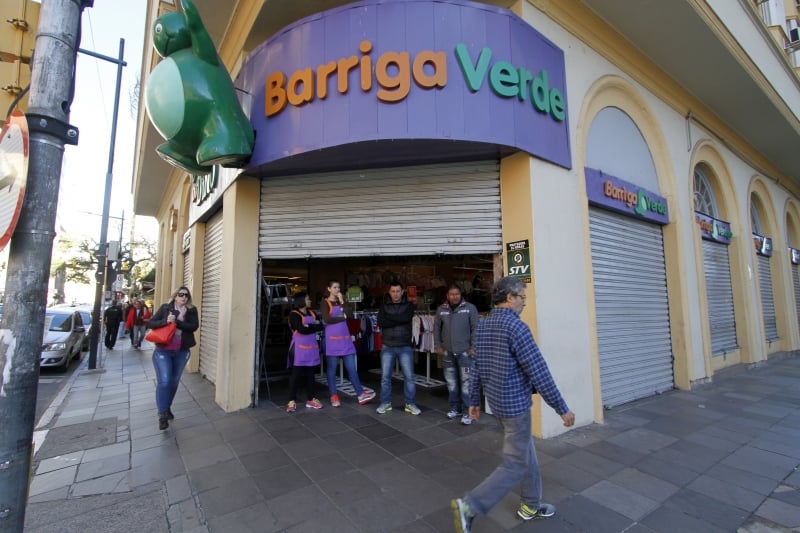 Lojas mantiveram acesso restrito devido a manifestações e menor movimento 