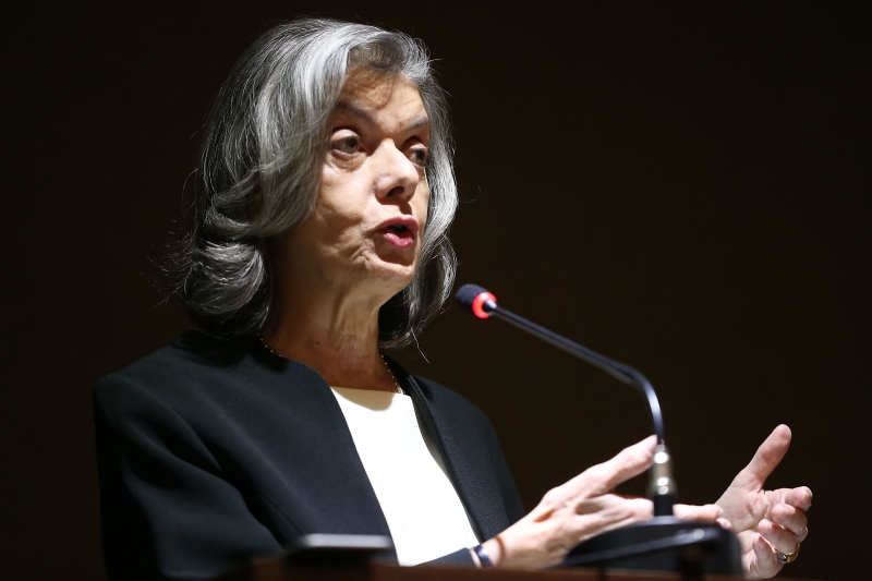  "Estou no lugar que eu tenho a obrigação constitucional de estar e estarei com muito gosto", disse a ministra