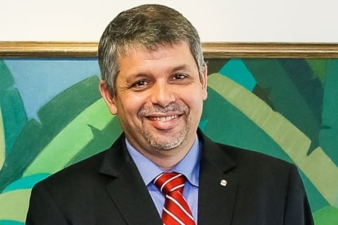 Cavalcanti é favorável à rediscussão dos benefícios dados aos servidores