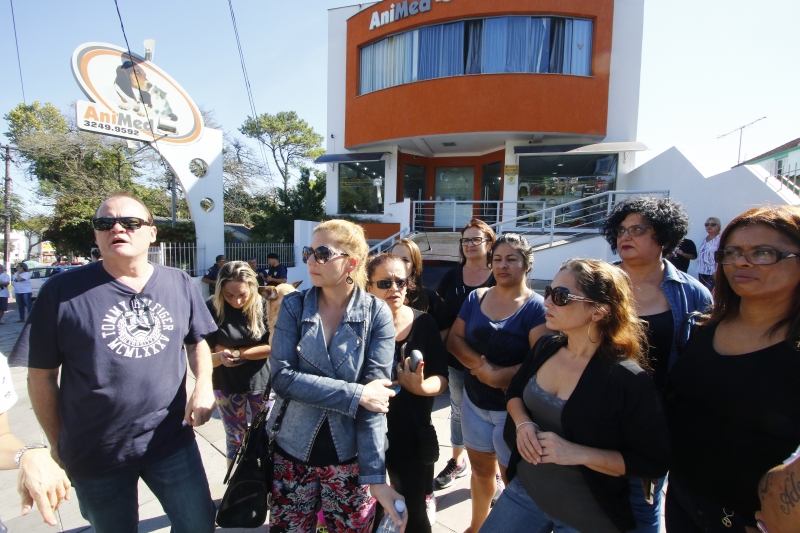 Ativistas protestaram em frente à clínica onde procedimentos ocorreriam