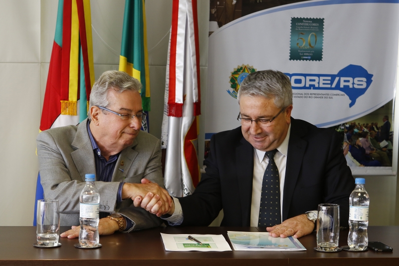 Canarim (e) e Bragagnolo celebraram ontem o termo de cooperação do Projeto Frotas