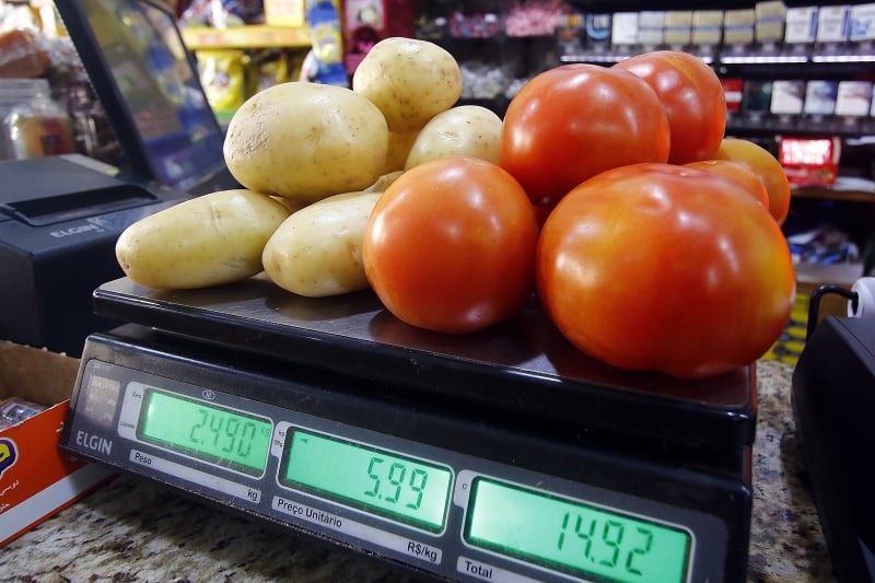 Bataa e tomate ficaram mais baratos no mês passado, conforme o levantamento