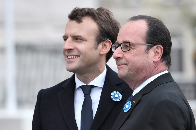 Hollande (d) passará o cargo a Macron no próximo fim de semana